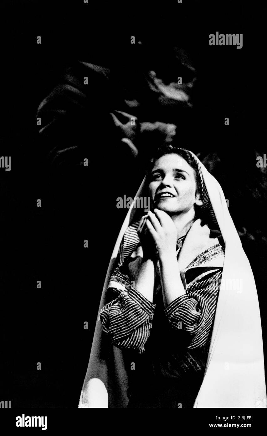Natalie Wright (Bernadette Soubirous) in BERNADETTE al Dominion Theatre, Londra W1 21/06/1990 musica: Gwyn Hughes libretto: Maureen Hughes Set design: Martin Collins costumi: Lynda Yong illuminazione: Peter Zygadio coreografia: Pat Dennison regista: Ernest Maxin Foto Stock