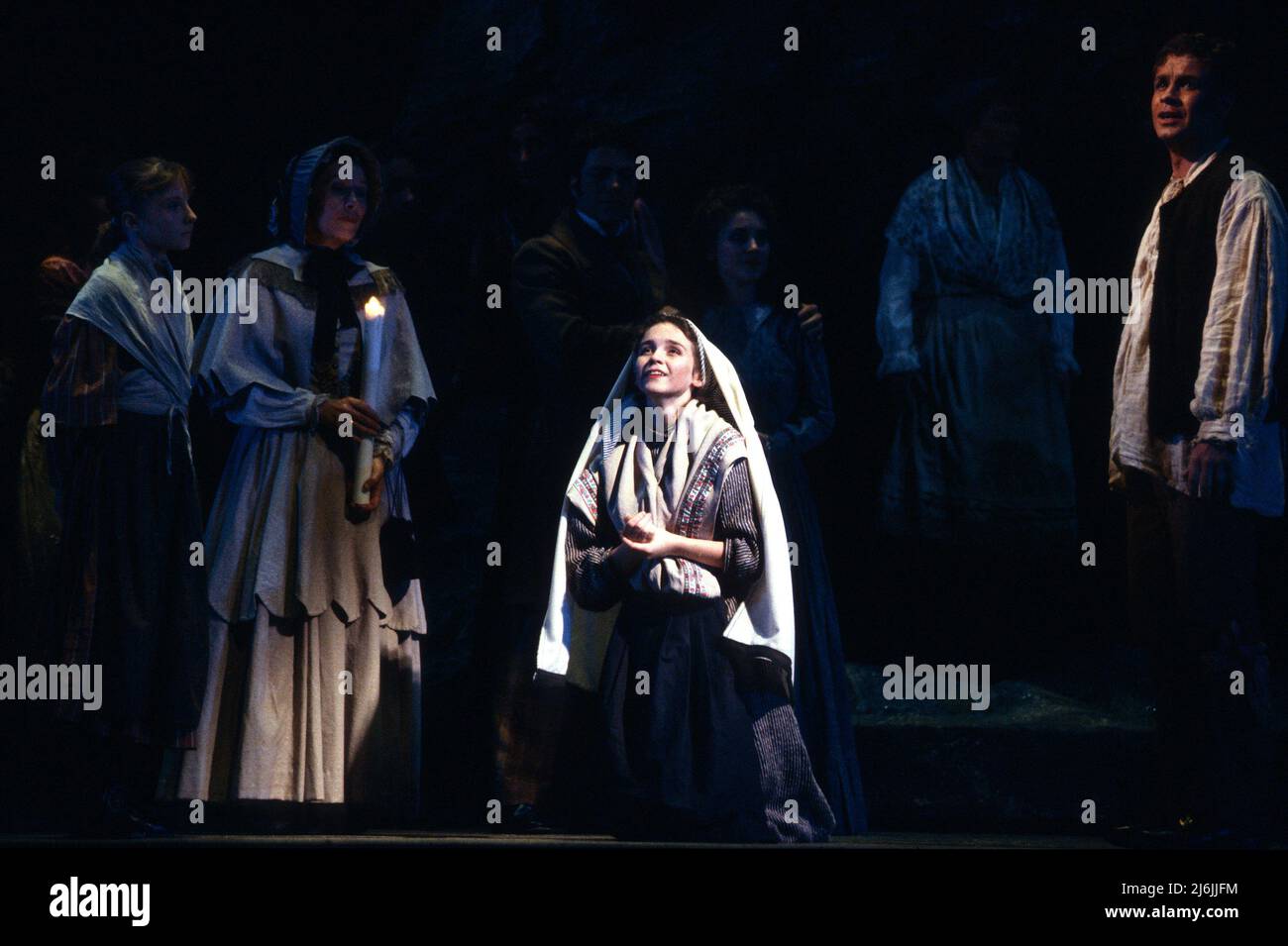 Natalie Wright (Bernadette Soubirous) in BERNADETTE: Il Musical del Popolo al Dominion Theatre, Londra W1 21/06/1990 Musica: Gwyn Hughes libretto: Maureen Hughes Set design: Martin Collins Costumi: Lynda Yong illuminazione: Peter Zygadio coreografia: Pat Dennison regista: Ernest Maxin Foto Stock