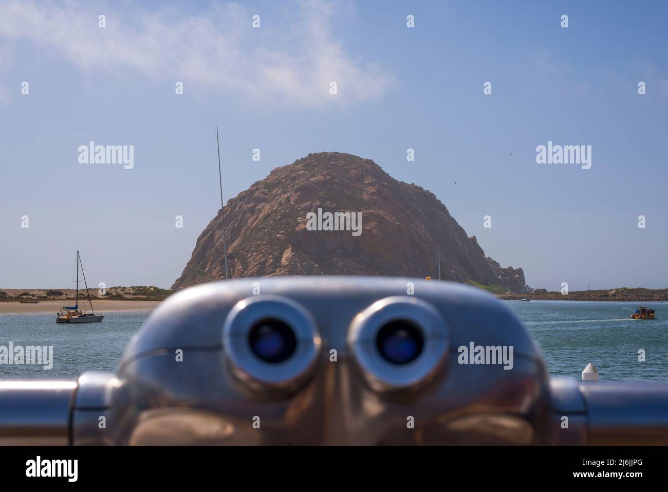 Telescopio mirino con Morro Rock sullo sfondo. Morro Bay, California, Stati Uniti. Foto Stock