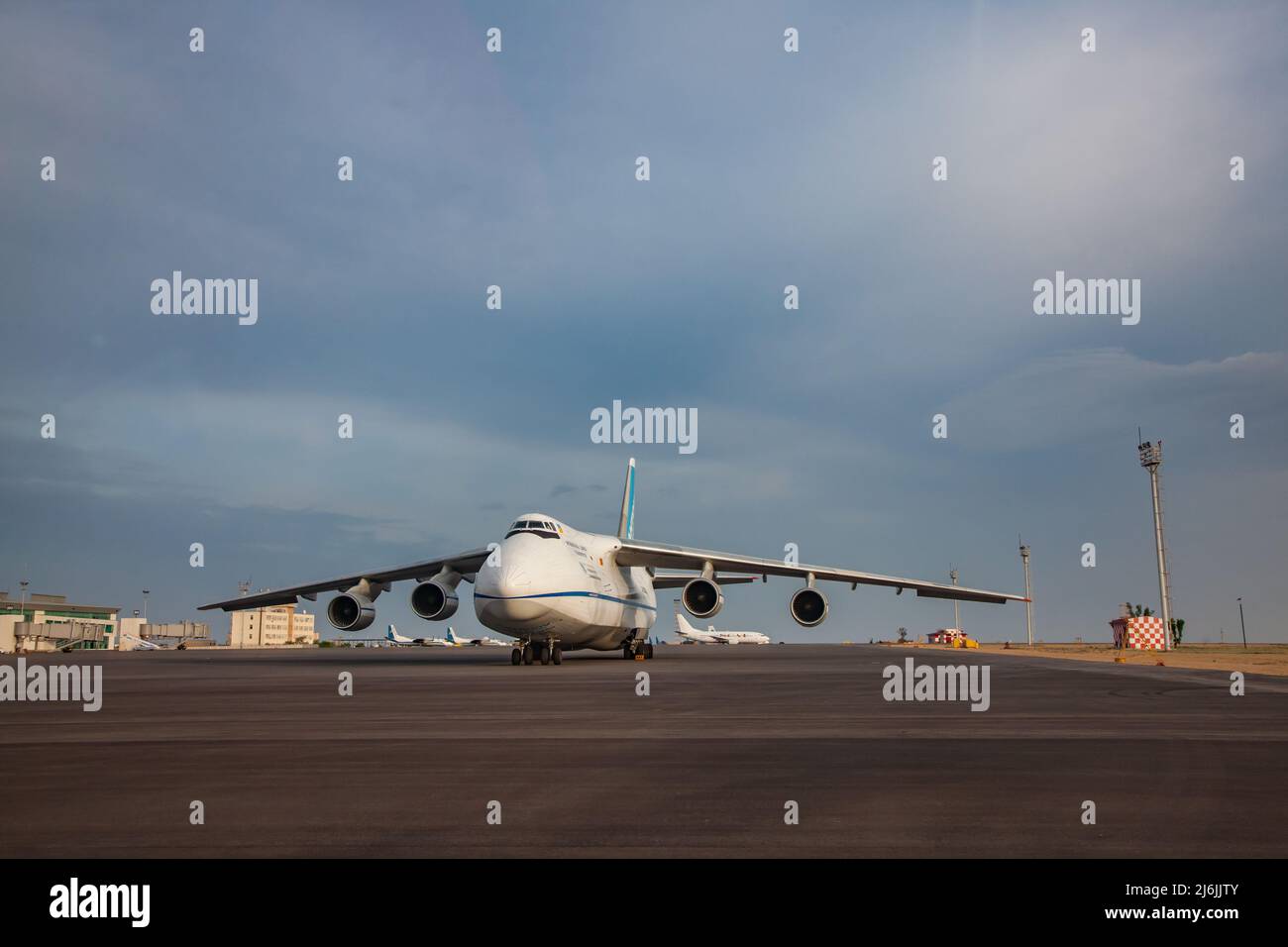 Aktau, Kazakhstan - 21 maggio 2012: Aeroporto internazionale di Aktau. Gigantesco aereo da carico sovietico Antonov-124 Ruslan a terra. Bel cielo blu con clo Foto Stock