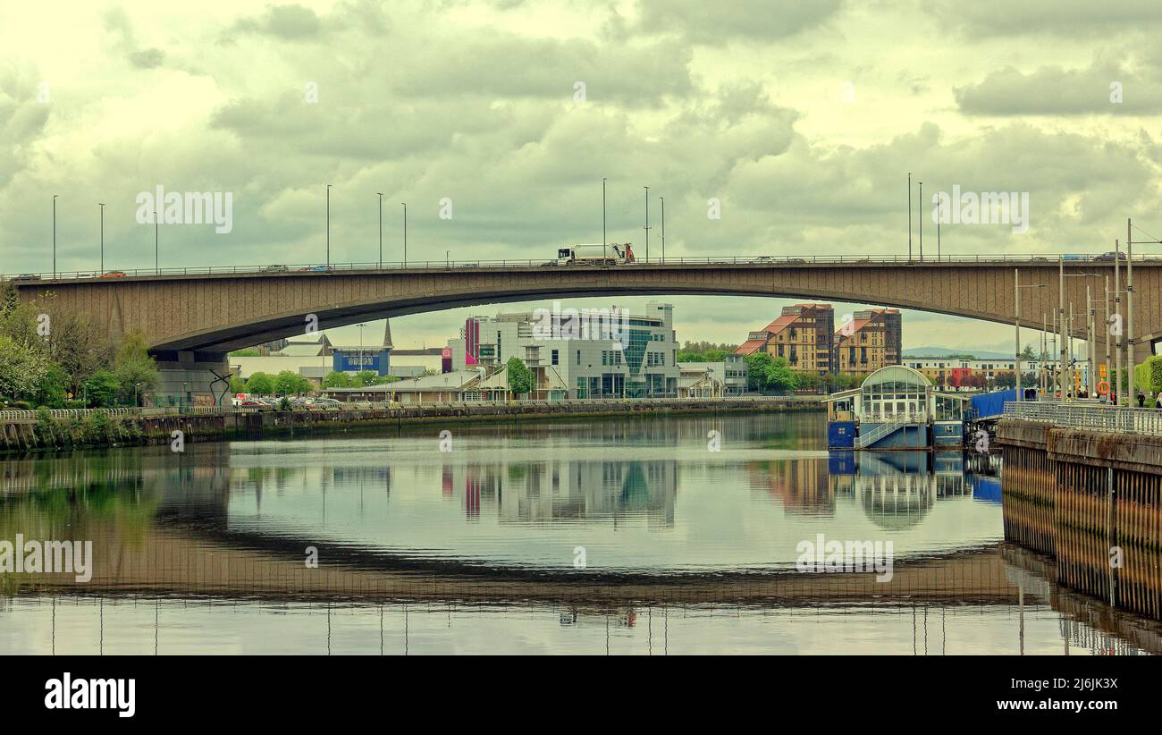 Glasgow, Scozia, Regno Unito 2nd maggio 2022. UK tempo: : Kingston ponte sul fiume clyde con il vecchio traghetto renfrew ora la sede del traghetto sotto su un Cloudy Mayday holidat Lunedi è stato noioso in ogni senso con soggiorno a homers allagando le strade del centro città e negozi. Credit Gerard Ferry/Alamy Live News Foto Stock