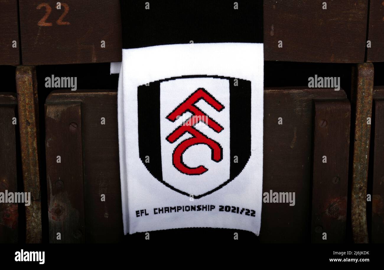 Primo piano di una sciarpa Fulham con 'EFL Championship 2021/22' ricamati su di essa prima della partita Sky Bet Championship a Craven Cottage, Londra. Data foto: Lunedì 2 maggio 2022. Foto Stock