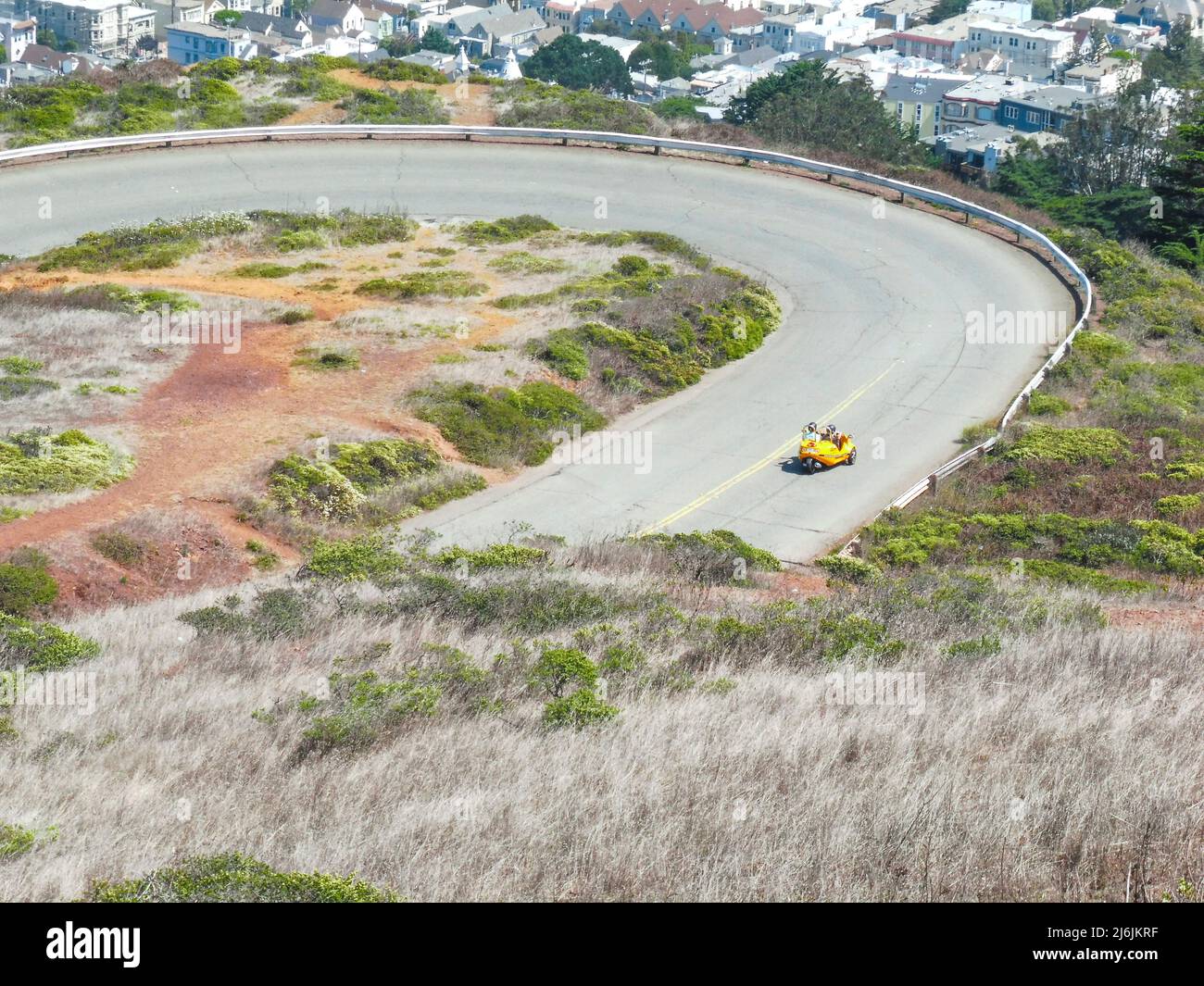 Sidecar giallo che si muove per le strade di San Francisco, reportage di viaggio Foto Stock