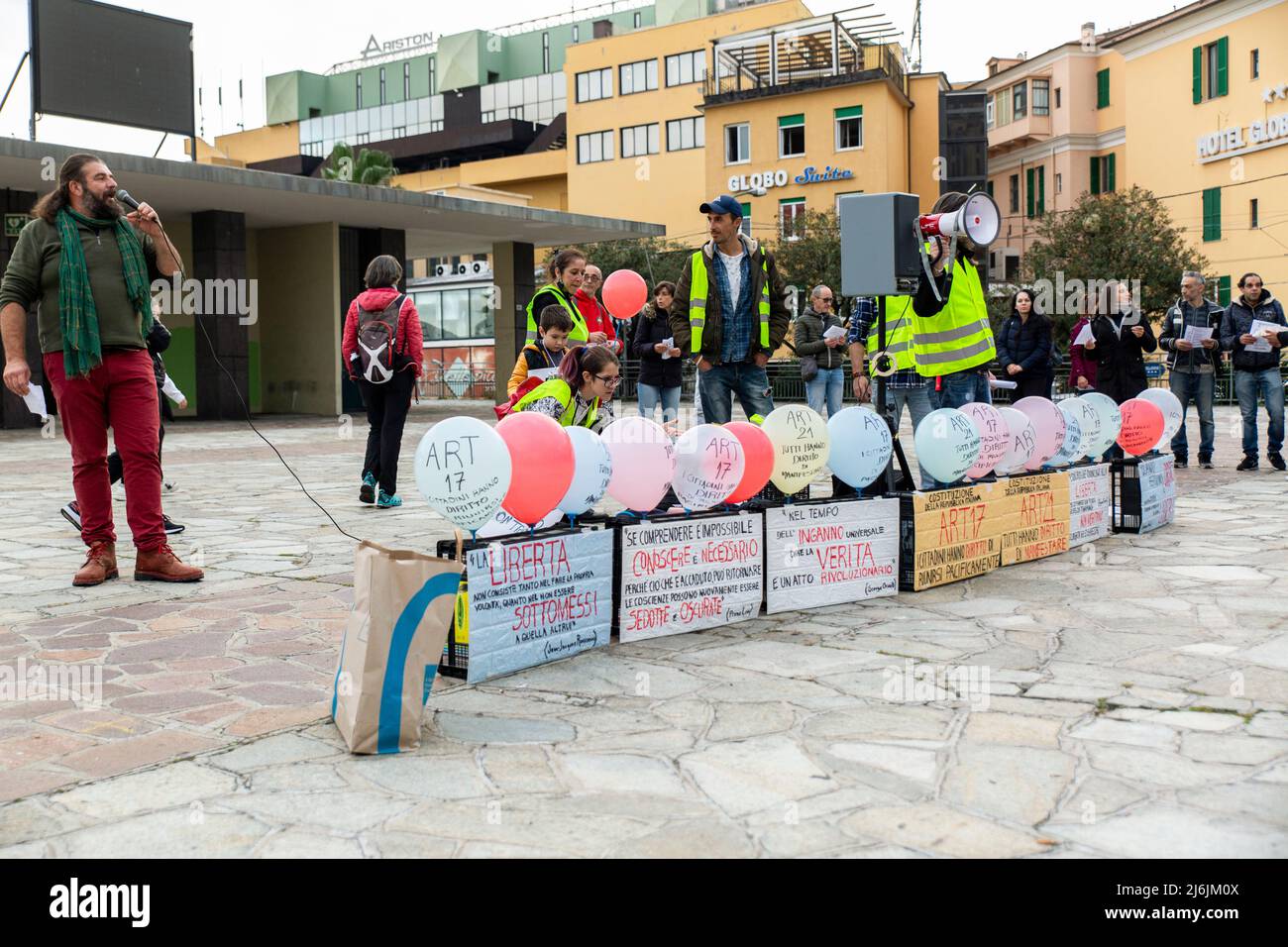 Sanremo, Italy, 20/11/2021: Cittadini italiani uniti per dimostrare nelle strade contro la legge del Green Pass, reportage giornalistico Foto Stock