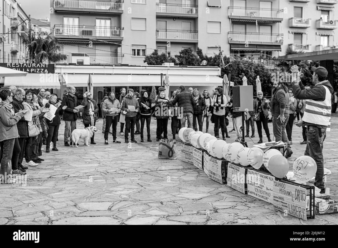 Sanremo, Italy, 20/11/2021: Cittadini italiani uniti per dimostrare nelle strade contro la legge del Green Pass, reportage giornalistico Foto Stock