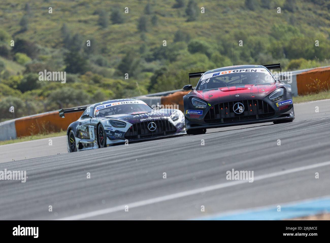 Aprile 30, 2022. Estoril, Portogallo. La #54 SPS Automotive Performance - Mercedes AMG GT3 EVO 2020, pilotata da Dexter Muller (che) e Yannick Mettler (che) e la #9 GetSpeed Performance - Mercedes AMG GT3 2022, Guidato da Janine Shoffner (GBR) e Moritz Kranz (DEU) in azione durante il round 1 dell'International GT Open © Alexandre de Sousa/Alamy Live News Foto Stock