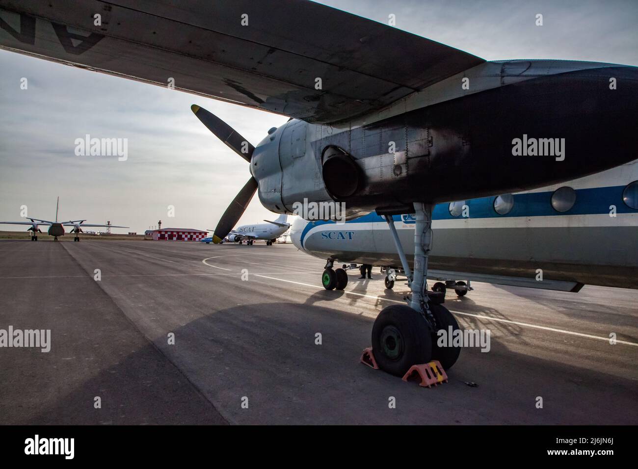 Aktau, Kazakhstan - 21 maggio 2012: Aeroporto internazionale di Aktau. Aereo passeggeri sovietico d'epoca Antonov-24 della compagnia SCAT Airlines in campo aereo. Blu sk Foto Stock