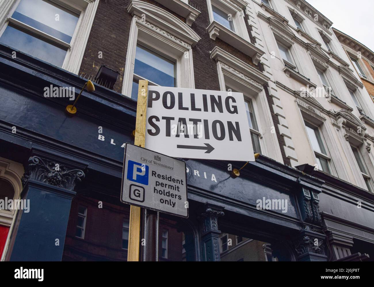 Londra, Regno Unito - 02 maggio 2022, un cartello della stazione di polling si trova nel West End di Londra prima delle elezioni locali, che si terranno il 5th maggio. Foto Stock