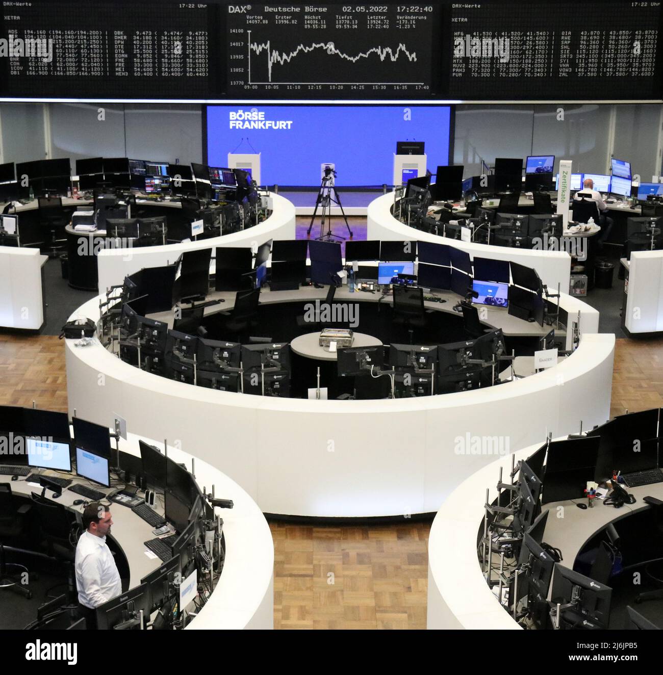 Il grafico DAX dell'indice dei prezzi delle azioni tedesco è raffigurato  presso la borsa di Francoforte, Germania, 2 maggio 2022. REUTERS/staff Foto  stock - Alamy
