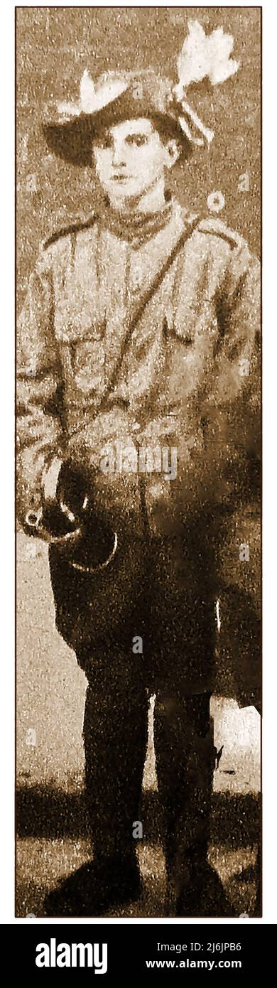 Boer War - una foto ritratto del 1900 dell'"Eroe di Colenso". Bugler Dunn (John Francis Dunne) 1898-1950, del Royal Dublin Fusiliers, il reggimento che si unì come un ragazzo bugler quando aveva 14 anni. Ferito a Colenso, Sudafrica, (15th dicembre 1899) ha perso il suo contrabbando ma ha impressionato così il pubblico britannico che è stato dichiarato un eroe. La regina Vittoria personalmente gli ha presentato un contrabbando di sostituzione inscritto argento a Osborne House. Foto Stock Boer War - una foto ritratto del 1900 dell'"Eroe di Colenso". Bugler Dunn (John Francis Dunne) 1898-1950, del Royal Dublin Fusiliers, il reggimento che si unì come un ragazzo bugler quando aveva 14 anni. Ferito a Colenso, Sudafrica, (15th dicembre 1899) ha perso il suo contrabbando ma ha impressionato così il pubblico britannico che è stato dichiarato un eroe. La regina Vittoria personalmente gli ha presentato un contrabbando di sostituzione inscritto argento a Osborne House. Foto Stock