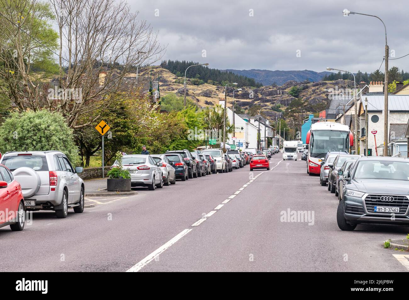 Glengarriff, West Cork, Irlanda. 2nd maggio 2022. Nonostante la giornata trascorsa, Glengarriff era pieno di turisti che oggi hanno reso la maggior parte delle feste in banca. Met Éireann ha previsto una settimana secca e soleggiata prima di forti piogge nel fine settimana. Credit: AG News/Alamy Live News. Foto Stock