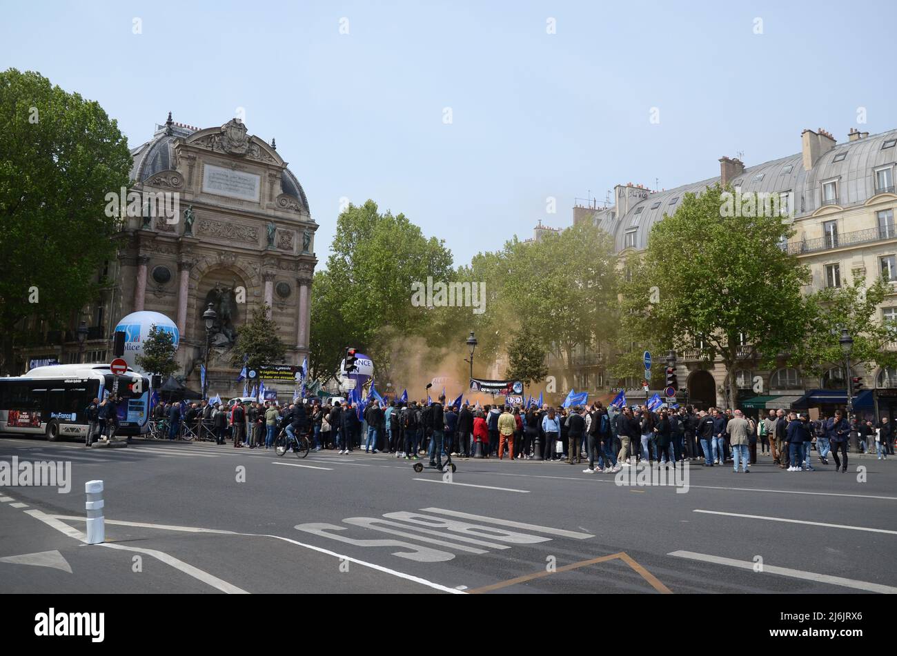 rally a Place saint michel a Parigi di poliziotti arrabbiati per la decisione di indagare l'assassinio di uno dei loro colleghi Foto Stock