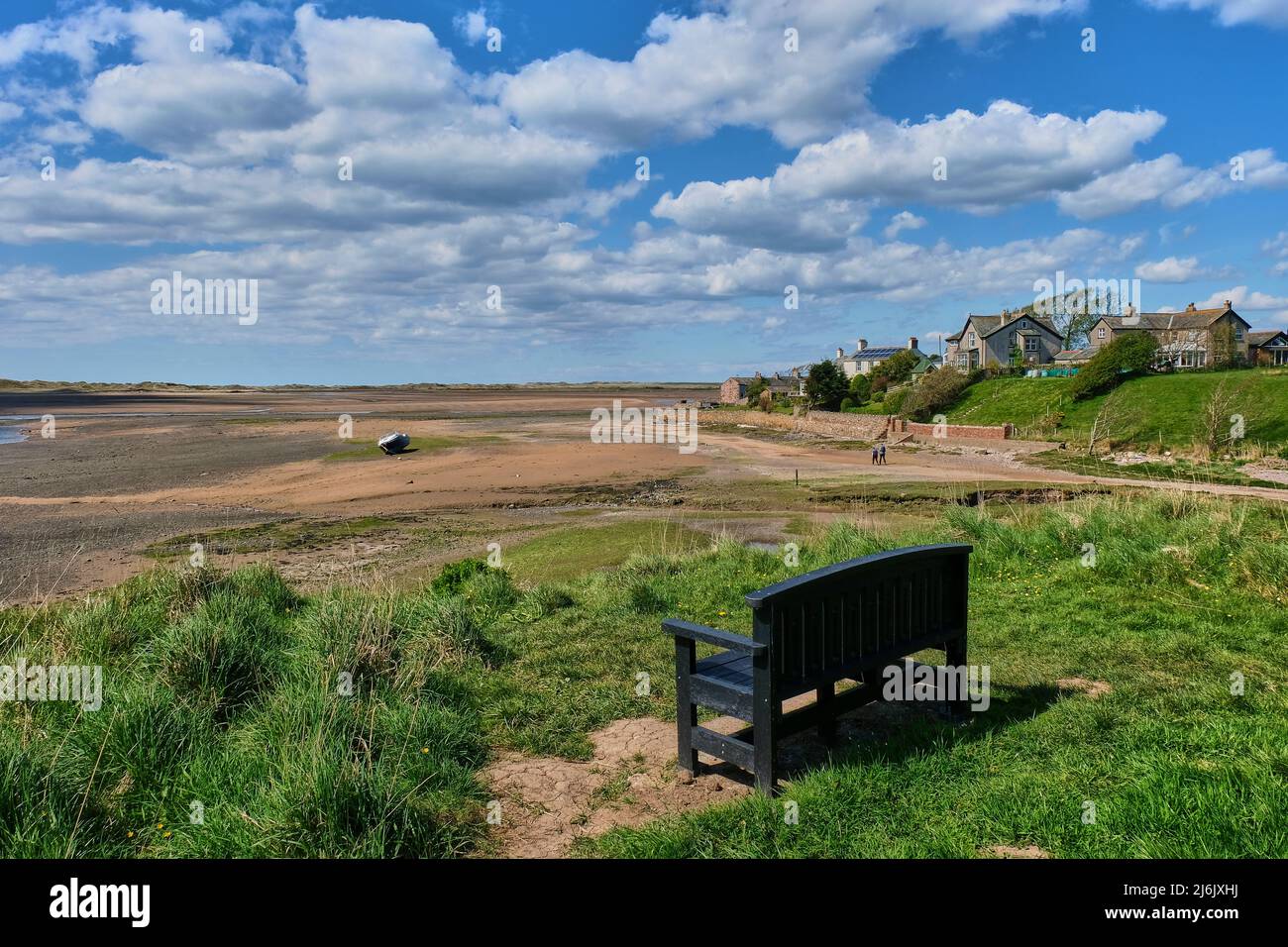 Panca con vista sull'estuario di Esk a Ravenglass, Lake District, Cumbria Foto Stock