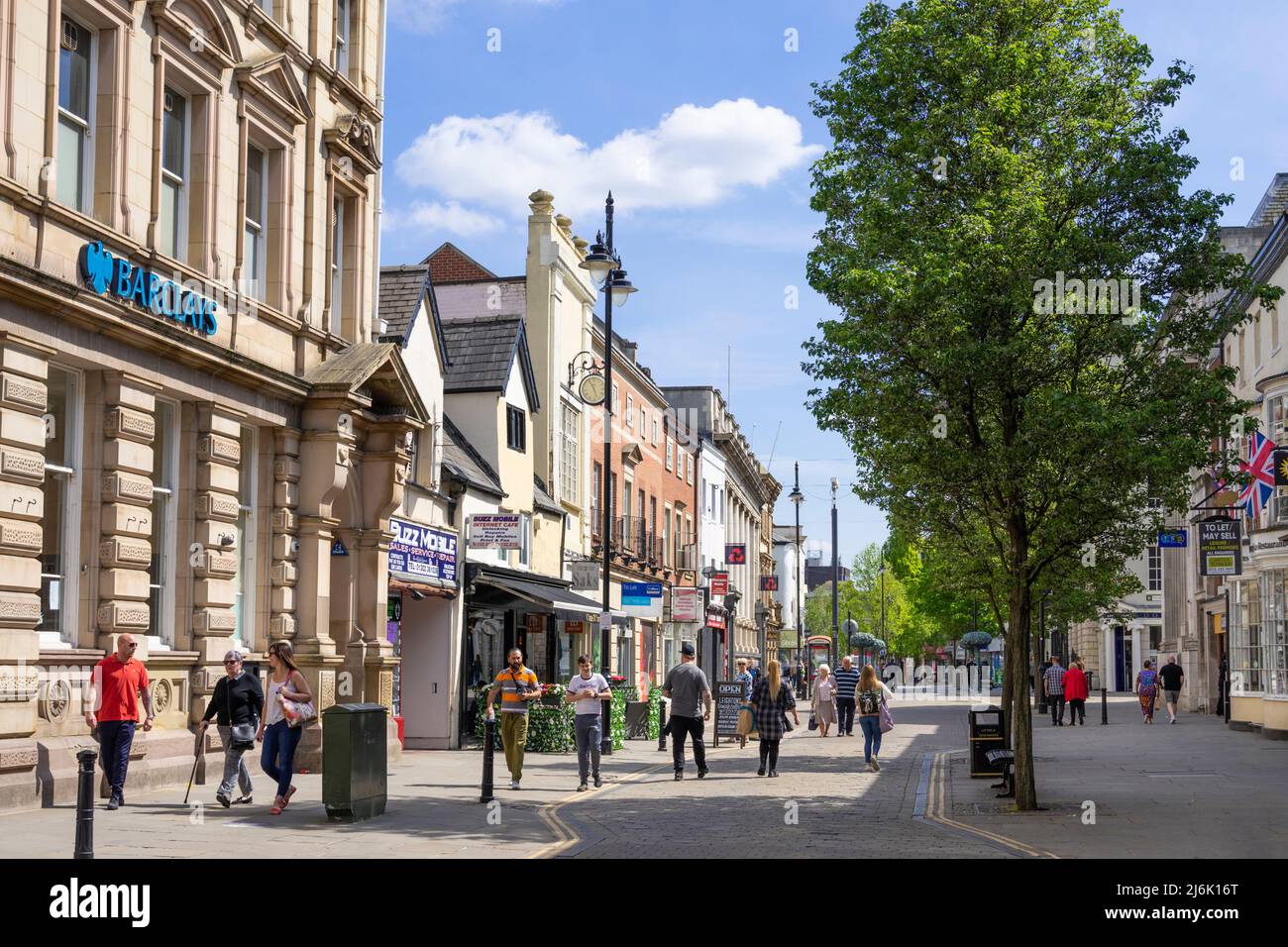 Persone che camminano su Doncaster High Street Doncaster South Yorkshire Inghilterra GB Europa Foto Stock