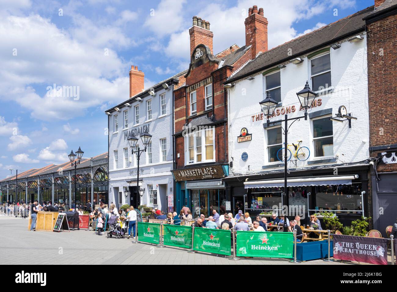 Doncaster pub e food Court con un sacco di persone che godono di cibo e bevande sul mercato Place Doncaster South Yorkshire Inghilterra GB Europa Foto Stock