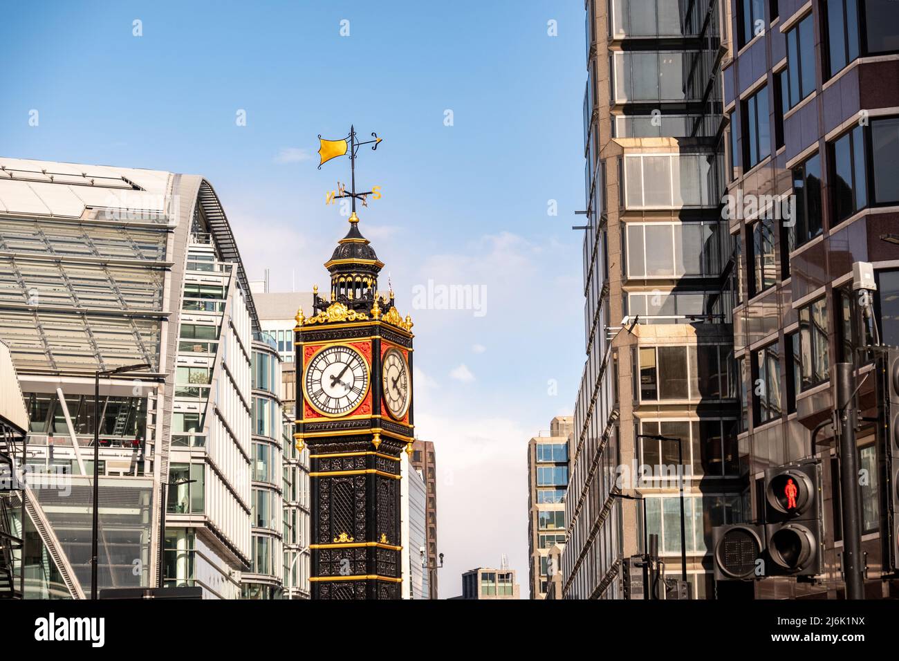 Westminster, Londra- edifici di uffici in vetro e Little ben orologio su Victoria Street Foto Stock