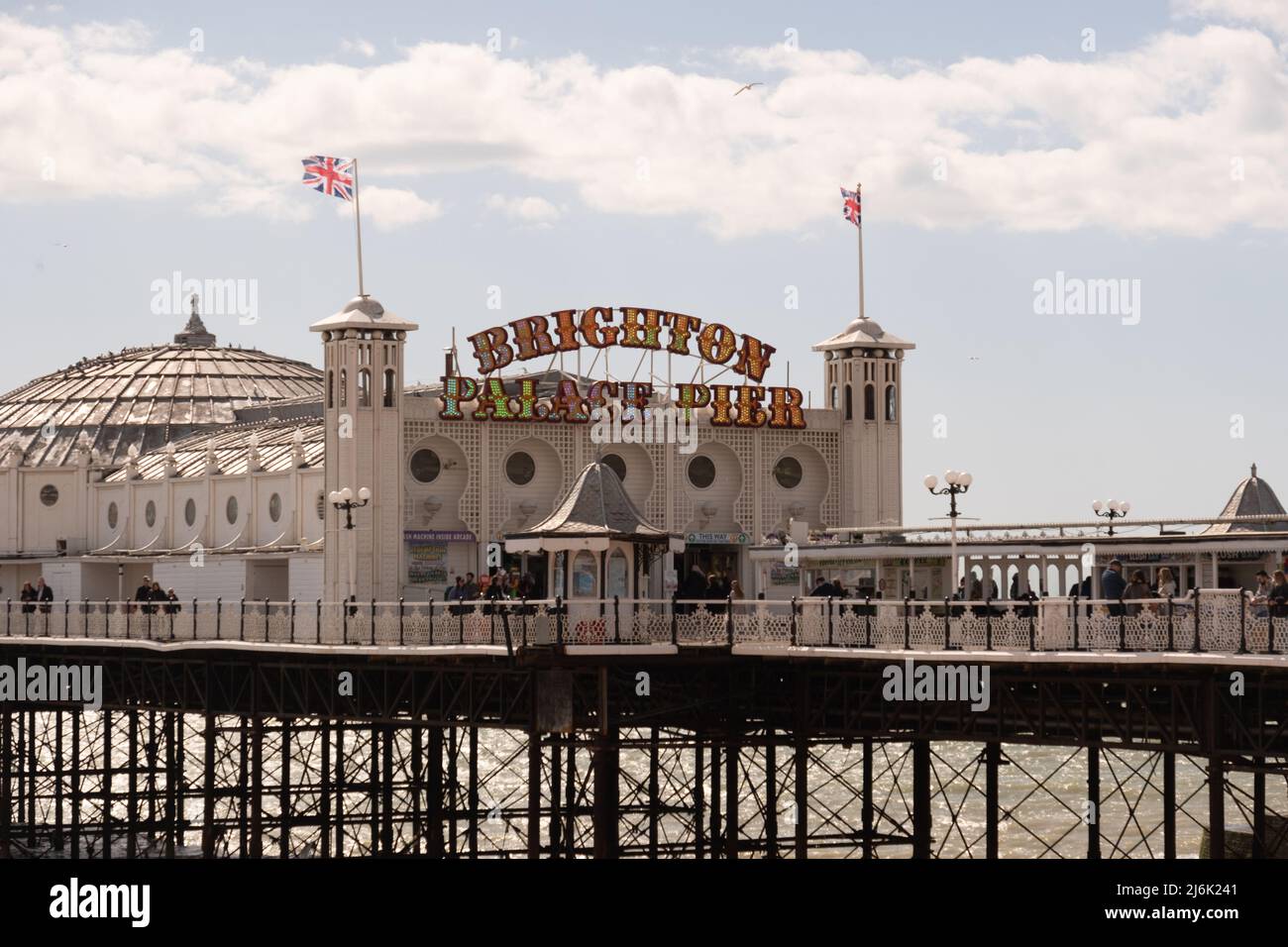 Brighton- Aprile 2022: Molo di Brighton- struttura vittoriana e parco divertimenti nella popolare e alla moda cittadina costiera del Sud Inghilterra Foto Stock