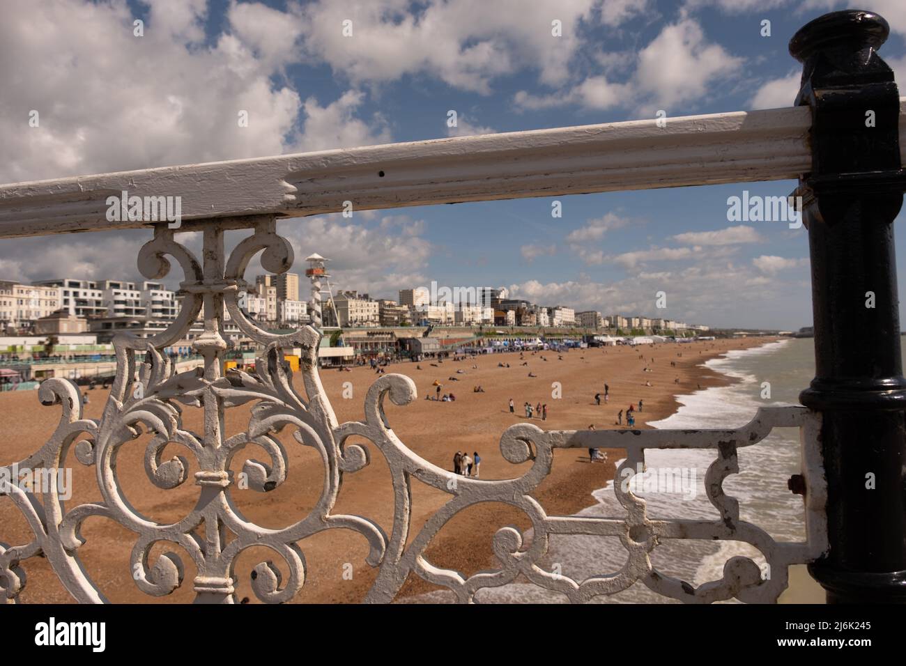 Vista di Brighton Beach dal molo di Brighton, struttura vittoriana e parco divertimenti nella popolare e alla moda cittadina costiera del Sud Inghilterra Foto Stock