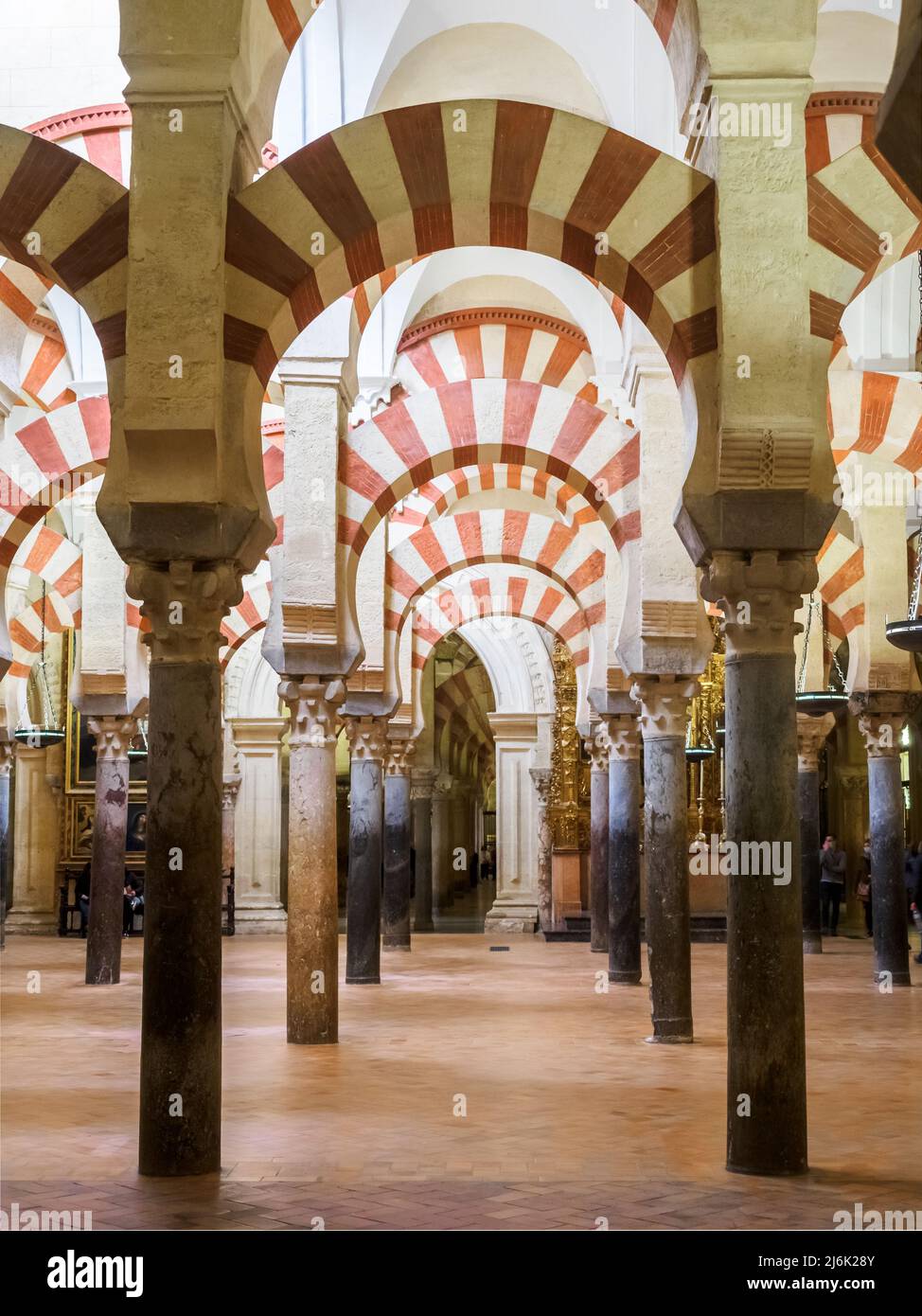 Arcate e colonne decorate in stile moresco nella Mezquita-Catedral (Grande Moschea di Cordoba) - Cordoba, Spagna Foto Stock