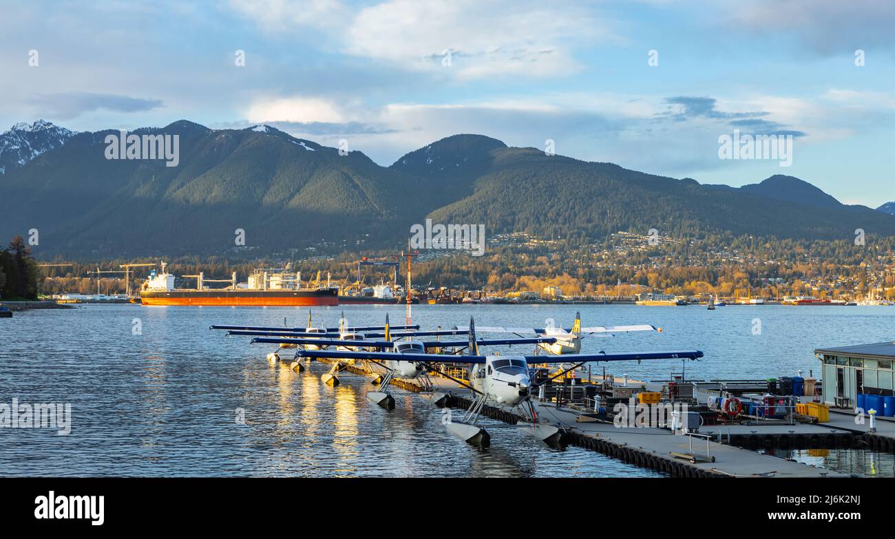 Aerei galleggiante ancorati all'Aeroporto del Porto di Vancouver durante il tramonto. Idrovolanti aerei presso l'aeroporto Vancouver Harbor Flight Center-11,2022 aprile-Vancouver BC, Foto Stock