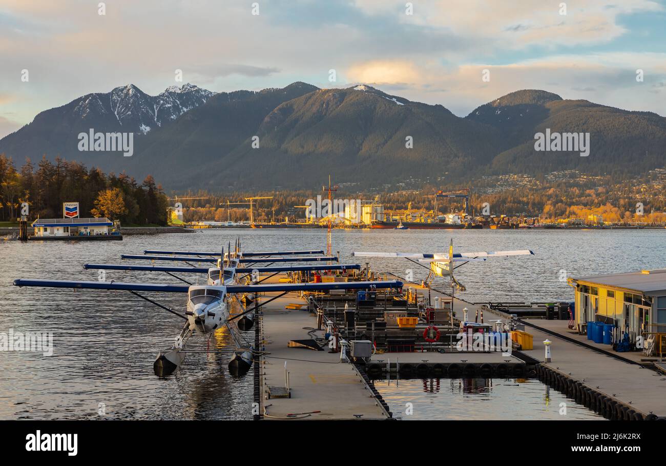 Aerei galleggiante ancorati all'Aeroporto del Porto di Vancouver durante il tramonto. Idrovolanti aerei presso l'aeroporto Vancouver Harbor Flight Center-11,2022 aprile-Vancouver BC, Foto Stock