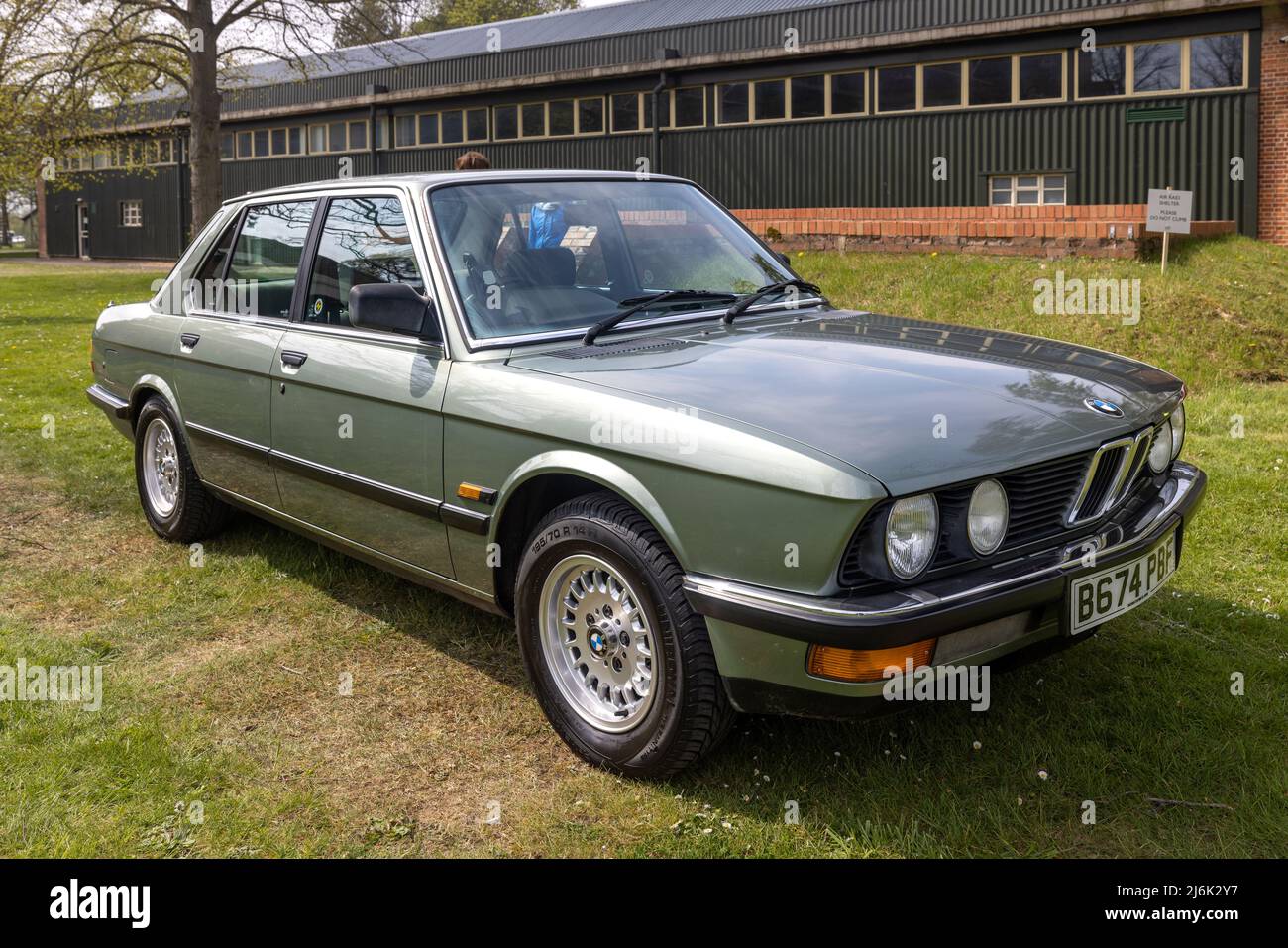 Seconda generazione BMW Serie 5 ‘B674 PBF’ in mostra allo Scramble di aprile che si è tenuto presso il Bicester Heritage Centre il 23rd aprile 2022 Foto Stock