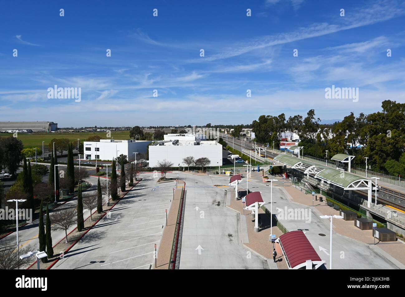 TUSTIN, CA - 27 Feb, 2022: Stazione Metrolink. La stazione dei treni pendolari si trova in un centro commerciale presso Jamboree Road e Edinger Avenue. Foto Stock