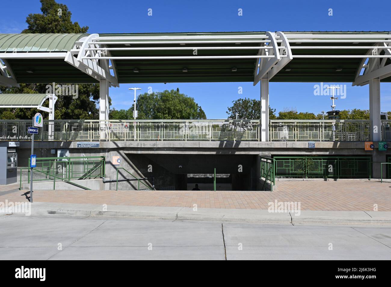 TUSTIN, CA - 27 Feb, 2022: Stazione Metrolink. La stazione dei treni pendolari si trova in un centro commerciale presso Jamboree Road e Edinger Avenue. Foto Stock
