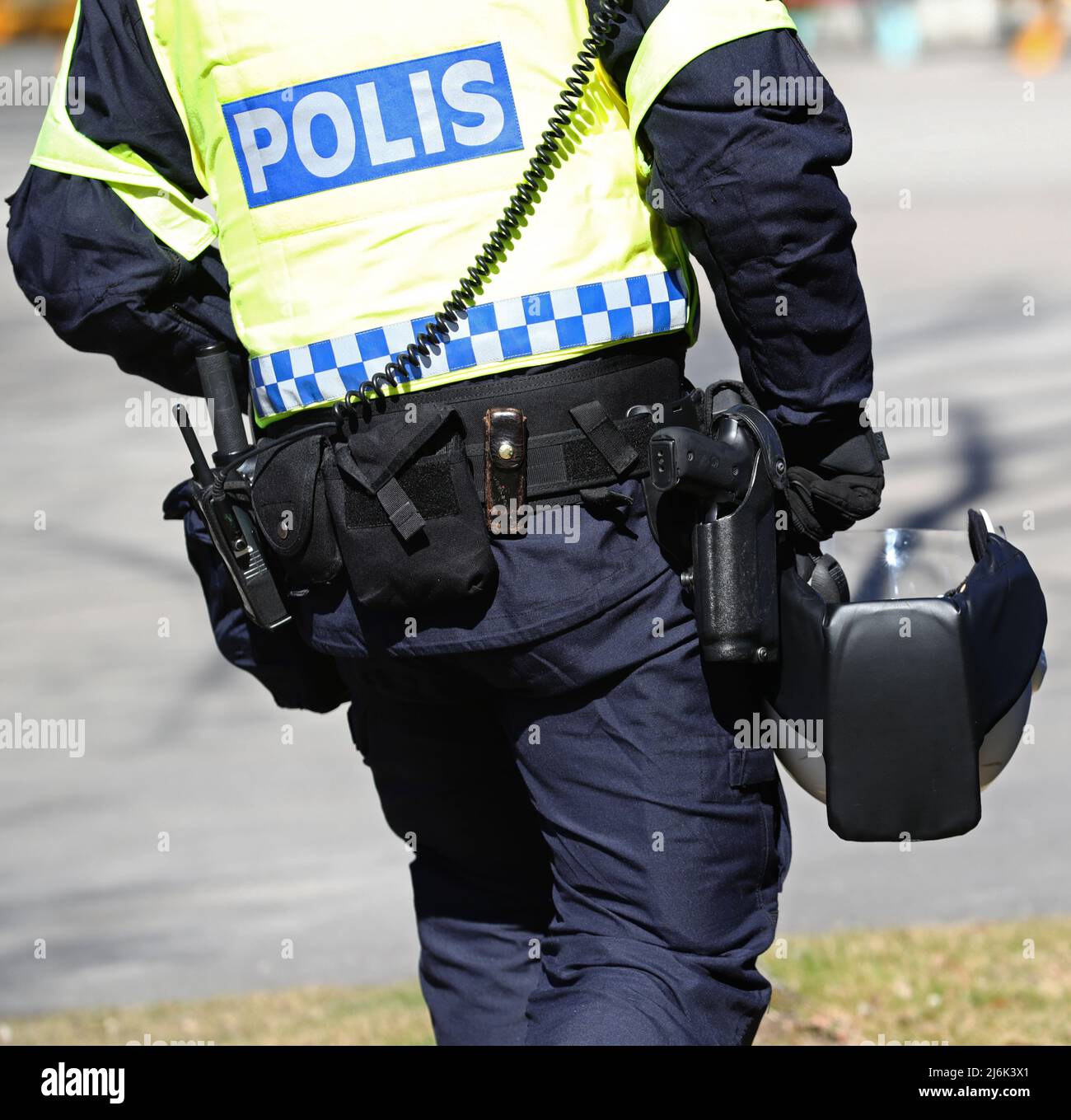 Dopo le rivolte del fine settimana di Pasqua, Jimmie Åkesson, leader del partito per i Democratici svedesi, ha visitato il distretto di Skäggetorp Linköping, in Svezia. Sul posto nella zona, ha incontrato i media e il pubblico in generale, e ha presentato una nuova proposta nel settore della politica penale. Un poliziotto svedese in loco durante la visita. Foto Stock