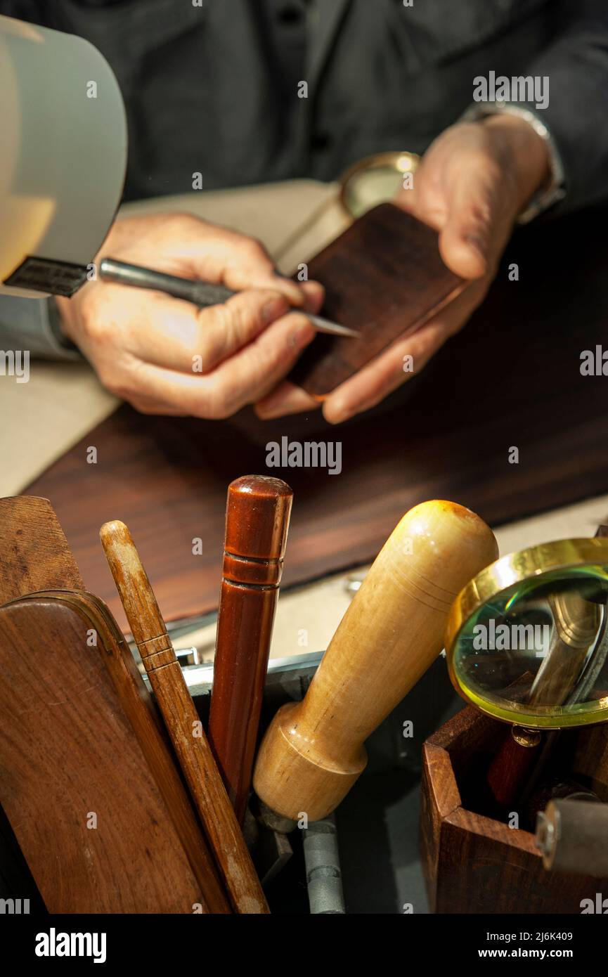 L'antica tecnica dell'incisione. Incisione della piastra. Foto Stock