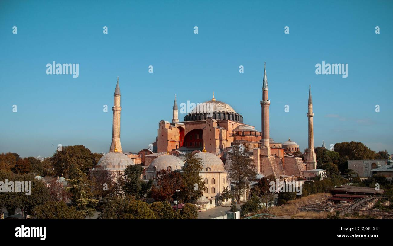 Nobile Hagia Sophia Grande Moschea, gigantesca moschea storica, idea religiosa, paesaggio e vista di Islamic, Ayasofya Camii, Istanbul, Turchia - Luglio 2021 Foto Stock