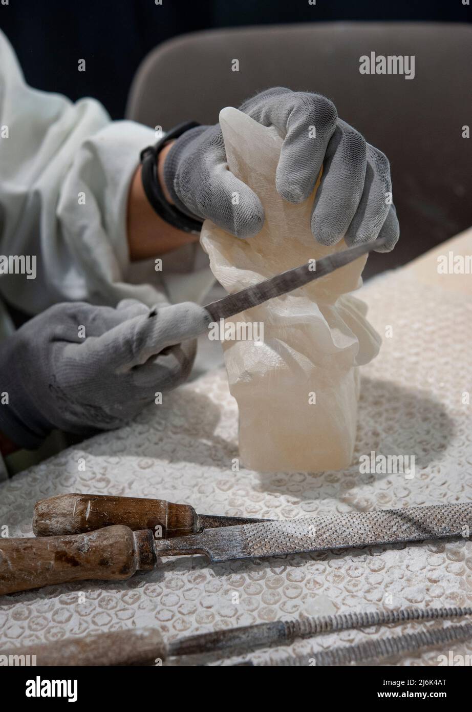 Lavorazione della scultura in alabastro. Foto Stock