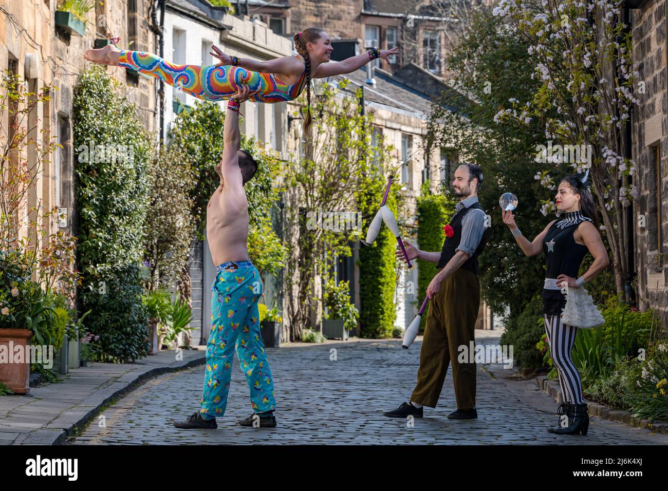 Acrobati, giocolieri e sfere di cristallo che sguardi gli atti del circo, Circus Lane, Edimburgo, Scozia, Regno Unito Foto Stock