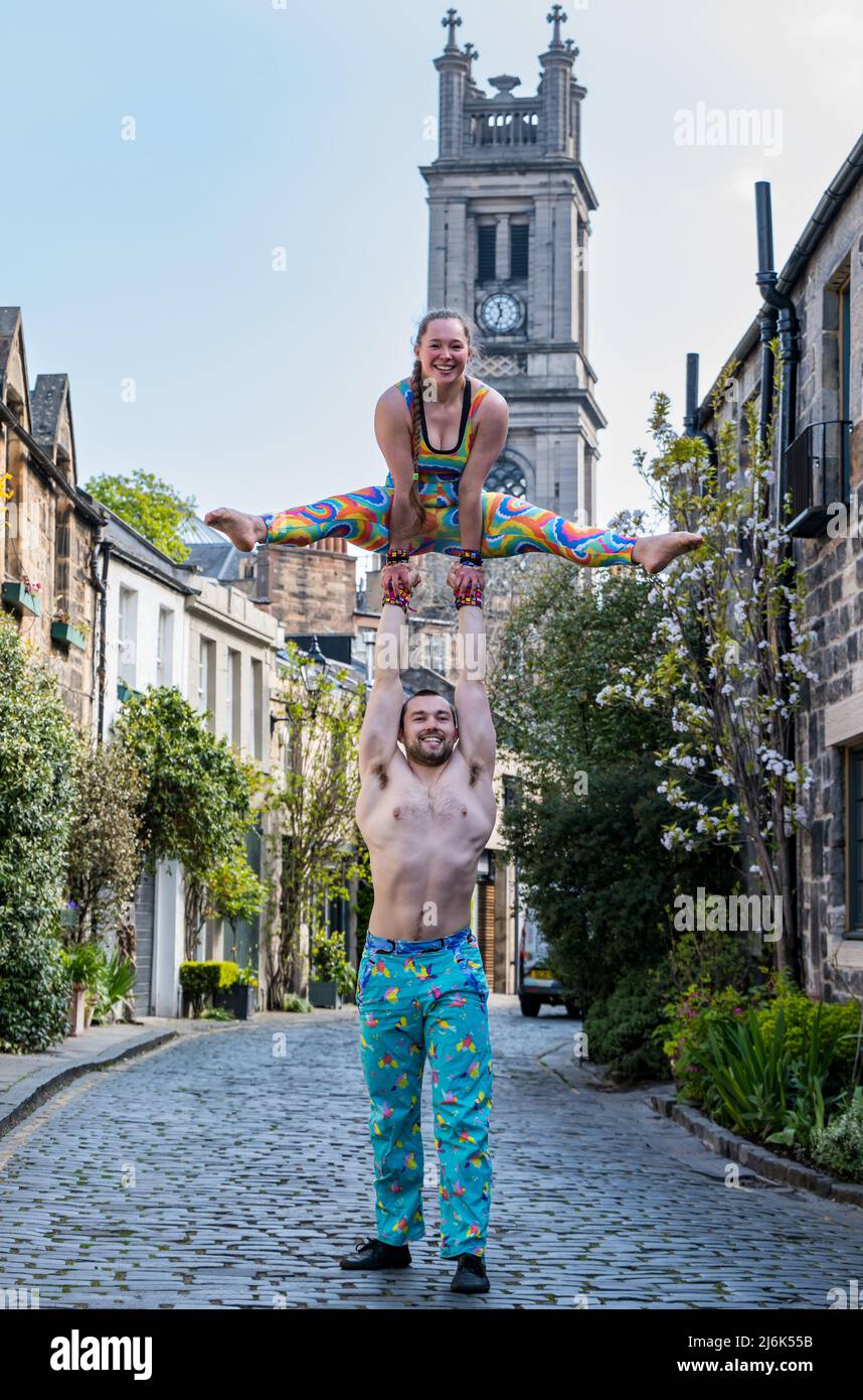 Duo acrobatico Alix Bailie e Eric Munday circus Act, Circus Lane, Edimburgo, Scozia, Regno Unito Foto Stock