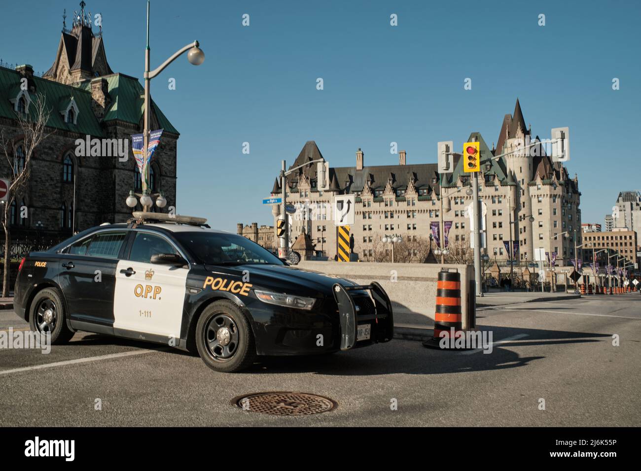 Ottawa, Ontario, Canada - 29 aprile 2022: Alle proteste di Rolling Thunder, una berlina interceptor della polizia provinciale dell'Ontario (OPP) attende da un blocco stradale. Foto Stock