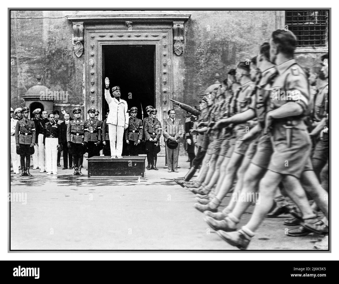 1930s Benito Mussolini alza il braccio in saluto fascista durante una visita dei giovani nazisti tedeschi (Hitler Jugend) a Roma il 1 ottobre 1936. Foto Stock