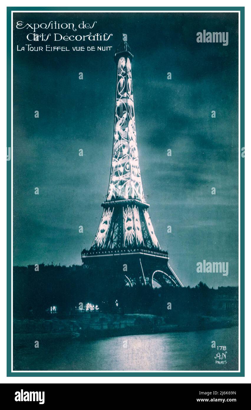 Vintage retro Eiffel Tower 1925 illuminato di notte Art Deco illuminato design, riflesso nel fiume Senna. Exposition des Arts Décoratifs la Tour Eiffel vue de nuit Paris Francia Pubblicità 1920s Foto Stock