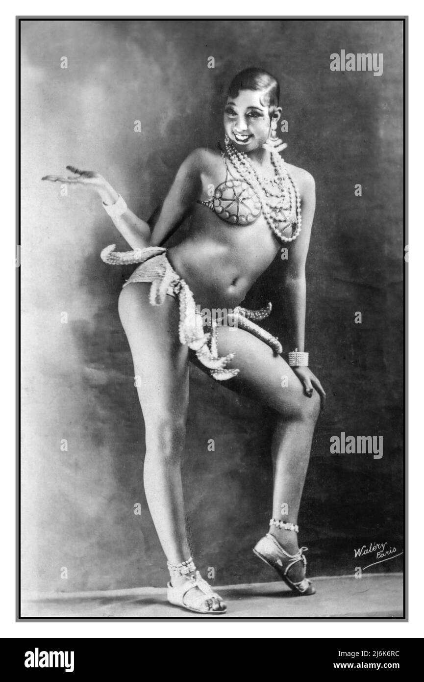 Paris Cabaret Vintage retro 1920s Joséphine Baker nel suo famoso 'Girdle of Bananas' vestito B&W Data tra il 1926 e il 1927. Josephine Baker era un intrattenitore francese nato in America, agente di resistenza francese e attivista per i diritti civili. La sua carriera è stata concentrata principalmente in Europa, soprattutto nella sua Francia adottata. Foto Stock