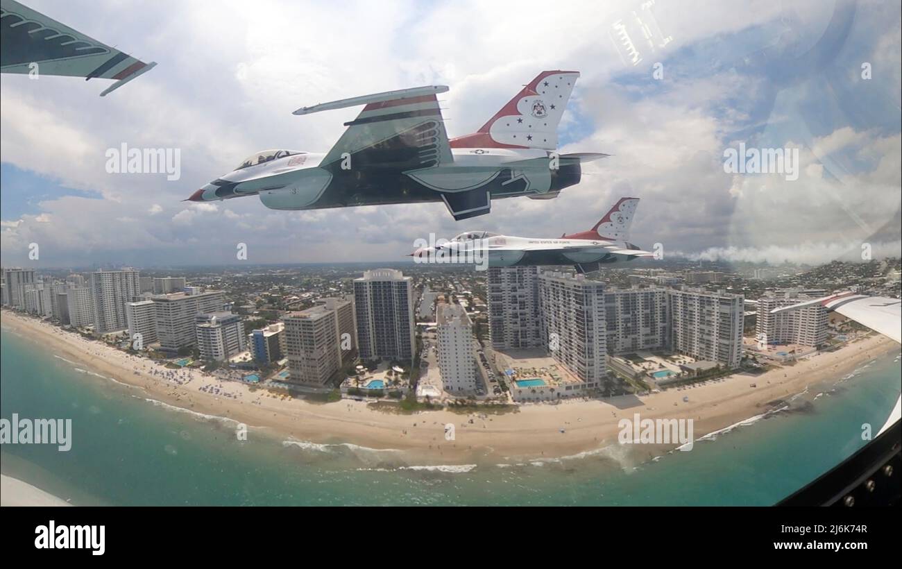 Fort Lauderdale, Stati Uniti. 01 maggio 2022. Gli U.S. Air Force Thunderbirds eseguono una serie di manovre aerobatiche durante il Fort Lauderdale Airshow 1 maggio 2022, a Fort Lauderdale, Florida. Credito: TSgt. Nicolas A. Myers/US Air Force/Alamy Live News Foto Stock