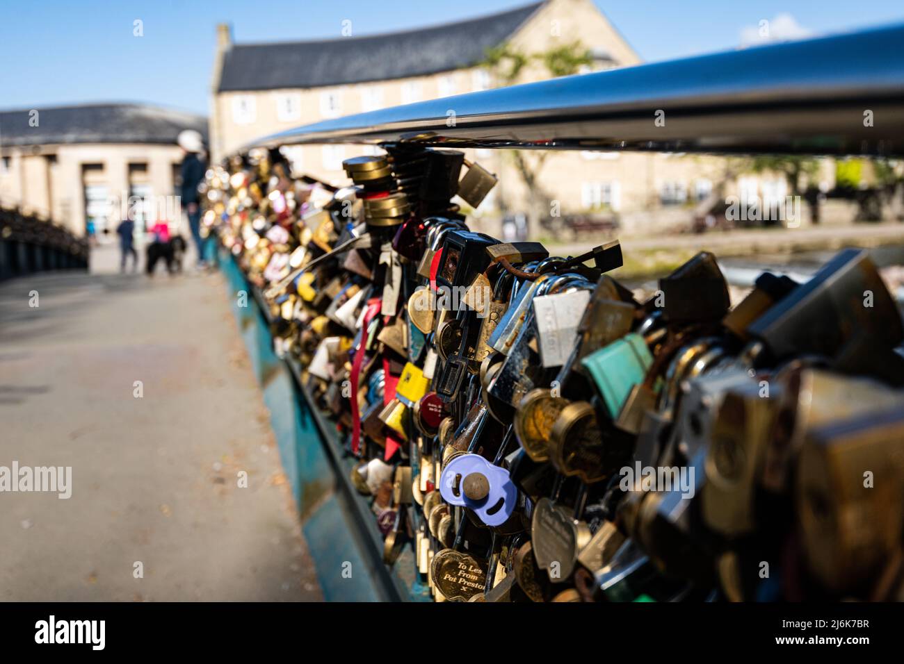 L'amore si blocca su un ponte sul fiume Wye a Bakewell, Derbyshire, Regno Unito Foto Stock
