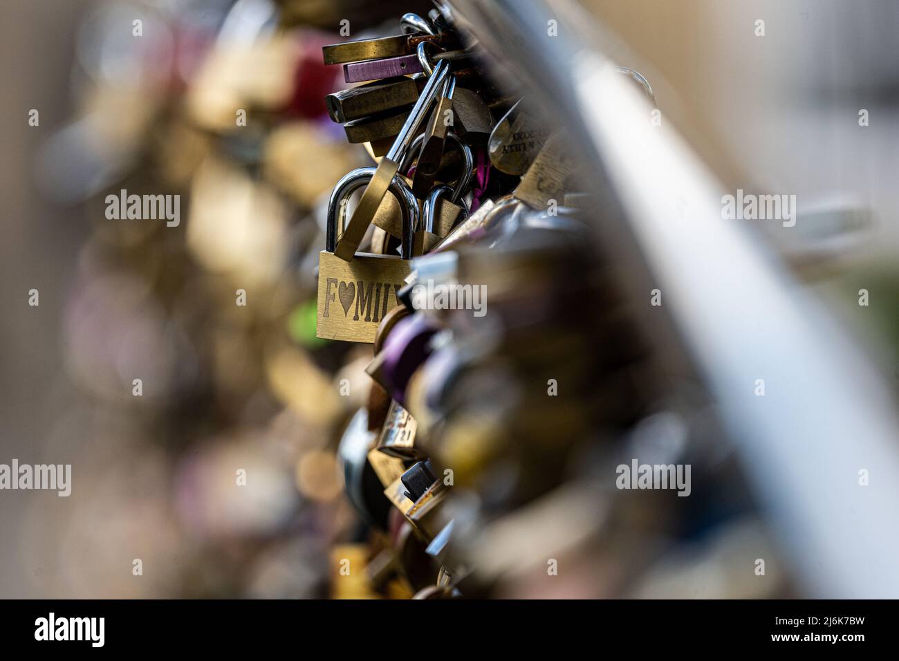 L'amore si blocca su un ponte sul fiume Wye a Bakewell, Derbyshire, Regno Unito Foto Stock