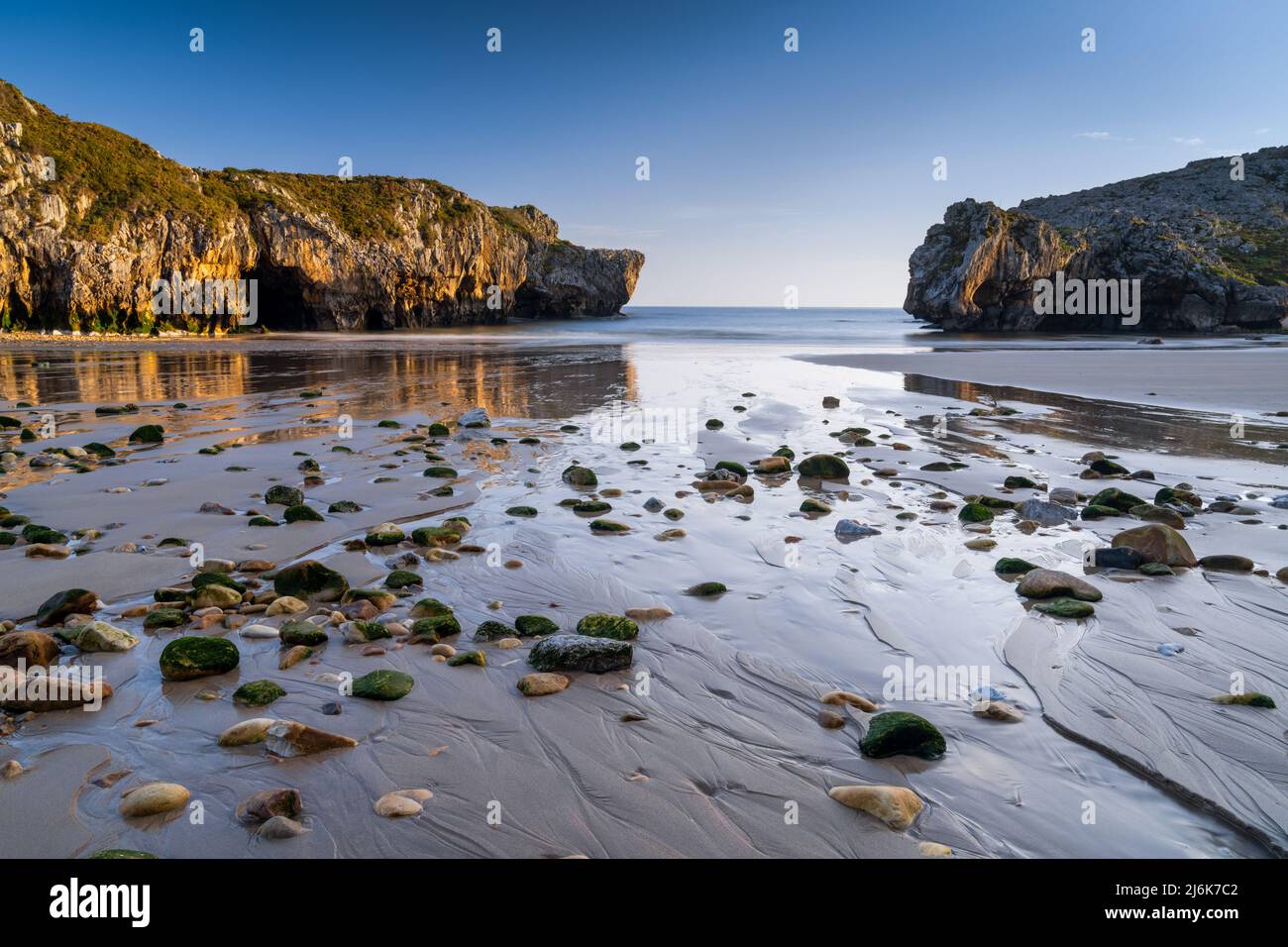 Una lunga vista di espiazione delle Cuevas del Mar sulla Costa Verde delle Asturie Foto Stock