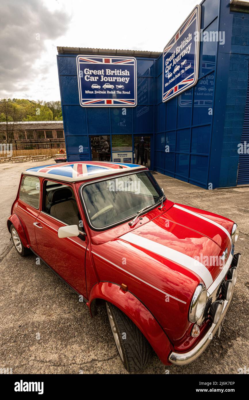Un classico Mini Cooper con un tetto Union Jack fuori dal museo automobilistico Great British Car Journey ad Ambergate, Derbyshire, Regno Unito Foto Stock