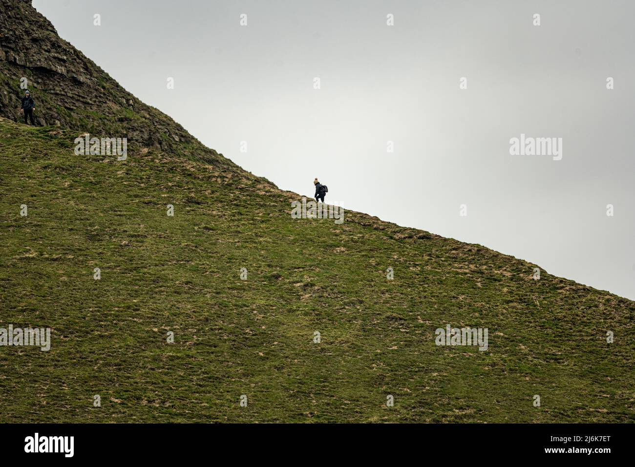 Trekking solitario in collina a High Peak, Castleton, Derbyshire, Regno Unito Foto Stock