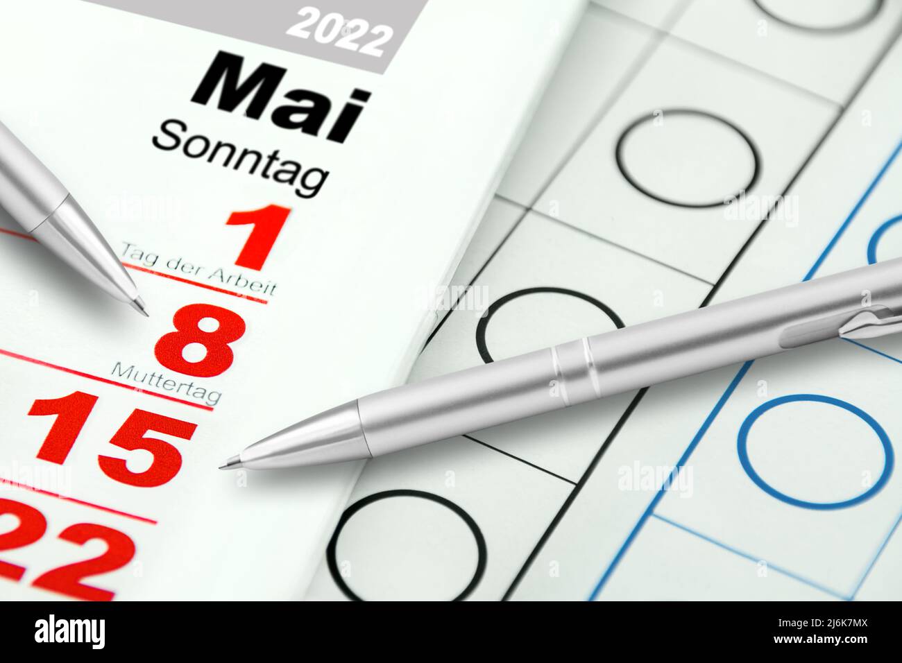 Calendario tedesco 2022 elezioni 8 maggio e 15 maggio con scrutinio e due matite Foto Stock