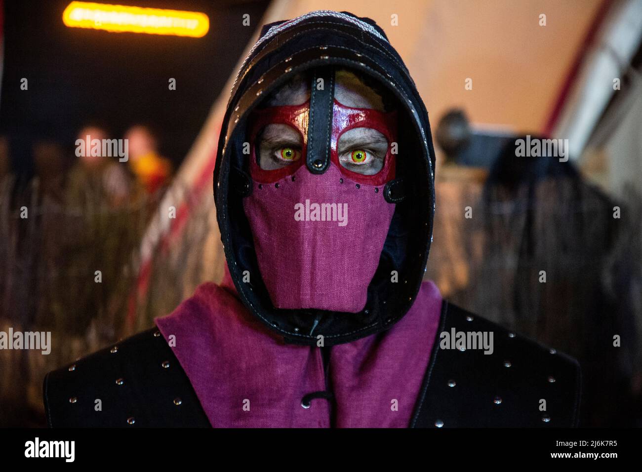 Mosca, Russia. 2nd maggio 2022. Un uomo in costume di personaggio del gioco di computer Gothic II partecipa al Festival of Fiction, Cinema and Science 'Starcon 2022' a Mosca, Russia Foto Stock
