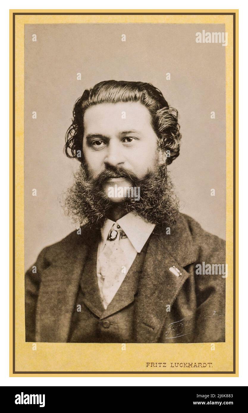 STAUSS COMPOSER VIENNA Vintage Foral Postait Johann Strauss II di Fritz Luckhardt 1899 Johann Baptist Strauss II (25 ottobre 1825 – 3 giugno 1899), noto anche come Johann Strauss Jr., The Son (in tedesco: Sohn), è stato un compositore austriaco di musica leggera, in particolare di musica da ballo e operette. Ha composto oltre 500 valzer, polka, quadriglie e altri tipi di musica da ballo, oltre a diverse operette e un balletto. Nella sua vita, fu conosciuto come "il re di Waltz", ed era in gran parte responsabile della popolarità del valzer a Vienna nel corso del 19th secolo. Foto Stock