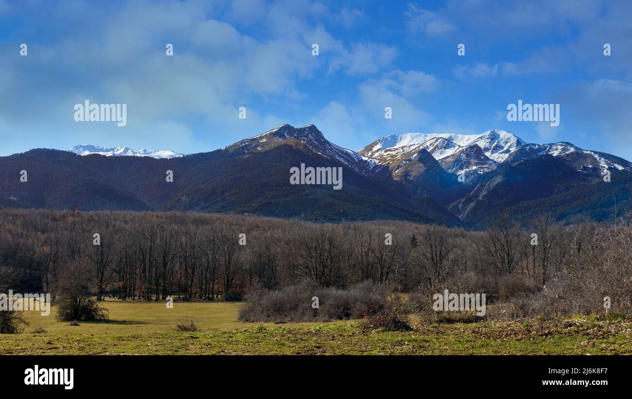 Le montagne innevate di Agrafa a Karditsa in Grecia Foto Stock