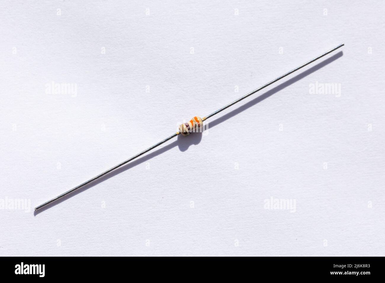 Ritratto in primo piano di un resistore da 330 ohm con una tolleranza del 5%. Il componente elettronico è isolato su sfondo bianco ed è pronto per essere utilizzato in un Foto Stock