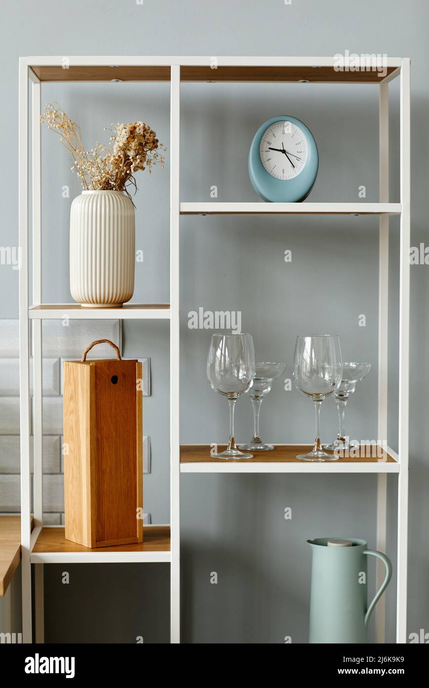 Immagine di sfondo verticale di ripiano aperto minimale con elementi decorativi in cucina Foto Stock